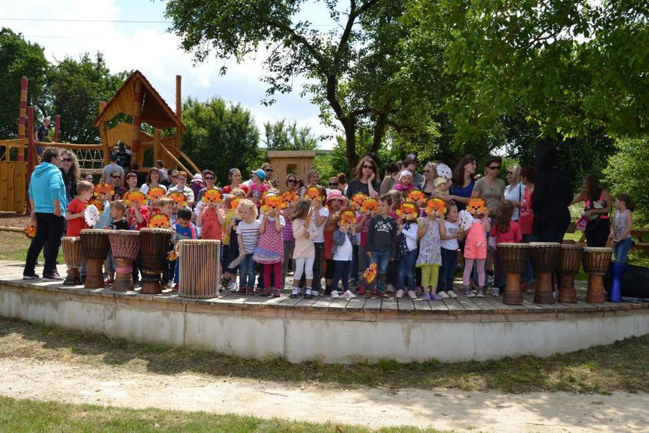 Les enfants de l'école de Bars-sur-Meuse sur la scène du Jardin-Théâtre