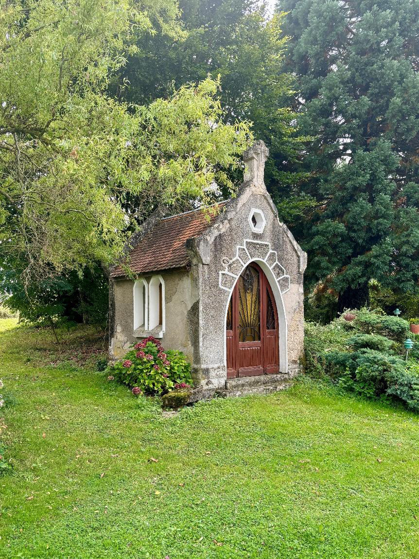 Vue extérieure de la chapelle de la Vierge de l'Orme en 2026