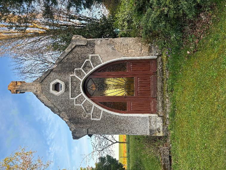 Façade de la chapelle de la Vierge de l'Orme